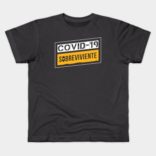 Covid-19 Sobreviviente White/Yellow (Coronavirus Survivor, Spanish Edition) Kids T-Shirt